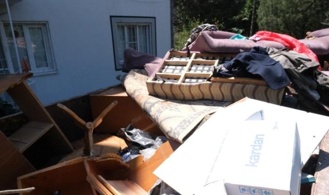 Manisa'da yaşlı adamın kaldığı evden 1 kamyon çöp çıkarıldı
