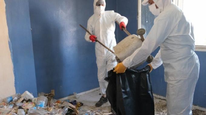 Manisa&#039;da yaşlı adamın kaldığı evden 1 kamyon çöp çıkarıldı