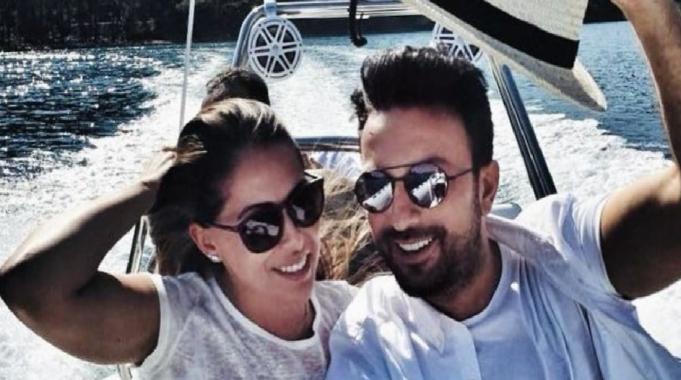 Megastar Tarkan evlilik yıl dönümünü kutladı! Eşi Pınar Tevetoğlu ile Boğaz&#039;da aşka geldi