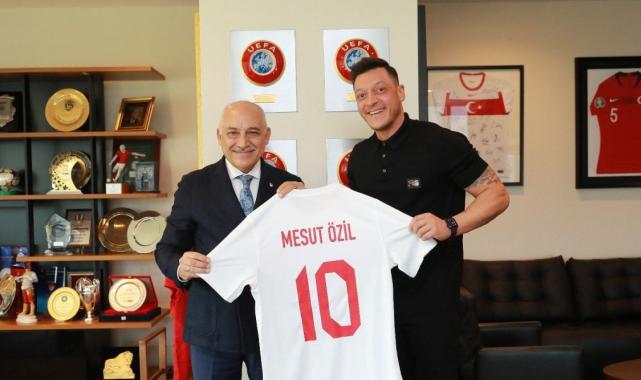 Mesut Özil'den TFF Başkanı Mehmet Büyükekşi'ye ziyaret