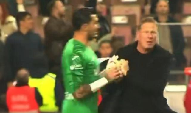 Samsun'da gergin anlar: Uğurcan Çakır, Samsunspor'un hocasıyla itişti