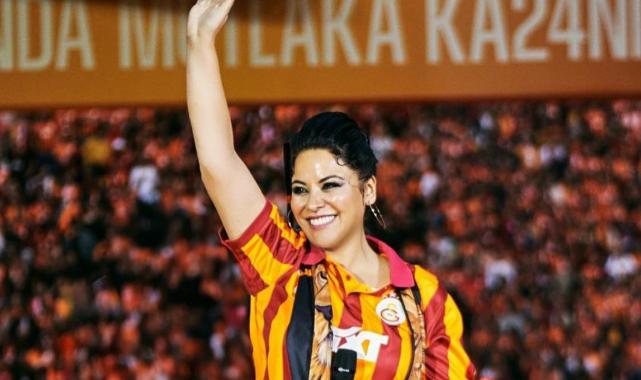 Şarkıcı Zara, Galatasaray, Süper lig ve Süper Kupa şampiyonluk kutlamasında sahne aldı