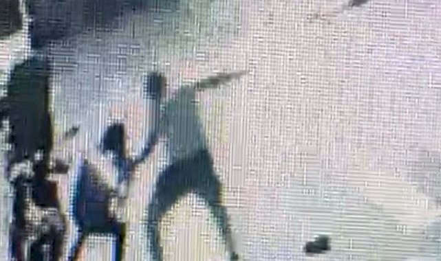 Balıkesir'de motosikletli kuryeyi hayattan koparan bıçaklı saldırı anı kamerada