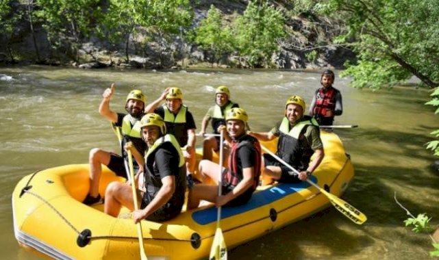 Başkan Büyükkılıç ve Vali Çiçek, Zamantı Irmağı’ndaki rafting yarışının startını verdi