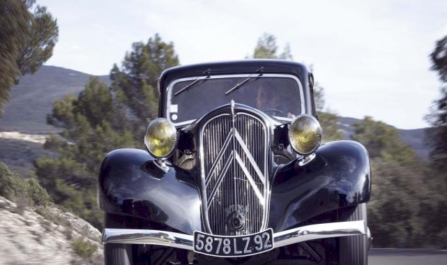 Citroen'in Paris'te görücüye çıkardığı modeli Traction Avant, bu yıl 90 yaşını kutluyor