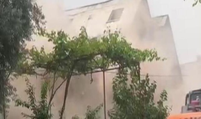 Hatay'da 4 katlı bina, iş makinesinin bir darbesiyle yıkıldı