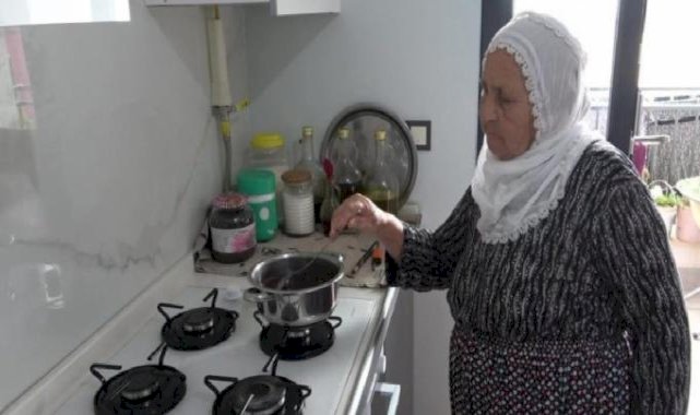 Hatay'da 80 yaşındaki depremzede yeni evine kavuştu