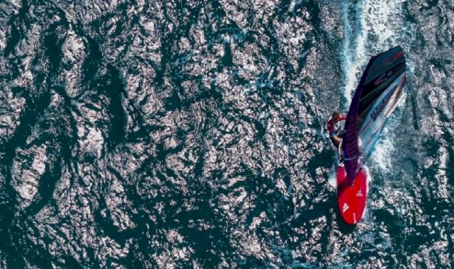 İzmir'in rüzgarlı ilçesi Foça, su sporlarına ev sahipliği yaparak turizmde yükseliyor