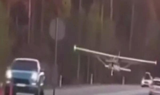 Letonya’da küçük uçak otoyola acil iniş yaptı