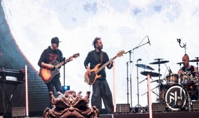 maNga sahnesini seyircisiyle paylaştı