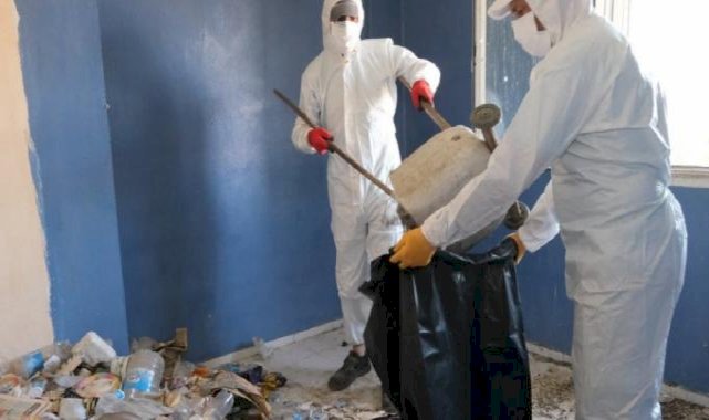 Manisa'da yaşlı adamın kaldığı evden 1 kamyon çöp çıkarıldı