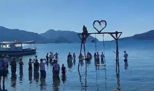 Muğla'da İngiliz turistin küllerinin denize döküldüğü anlar