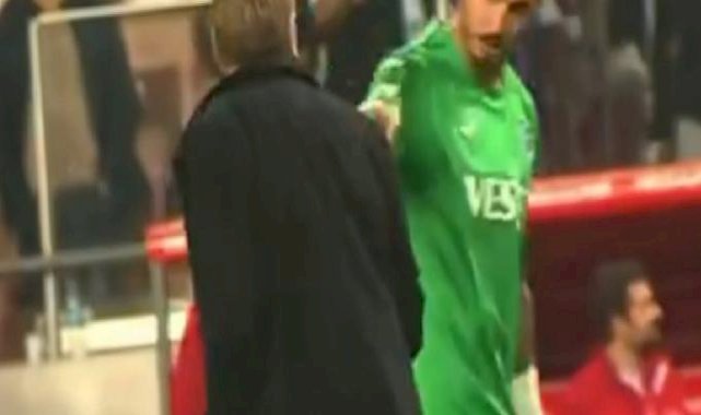 Samsun'da gergin anlar: Uğurcan Çakır, Samsunspor'un hocasıyla itişti