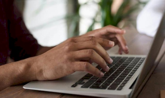 Yazar adaylara rehberlik eden bir başucu kitabı:  Yaratıcı Yazarlık Hayal Gücüyle Yazmak