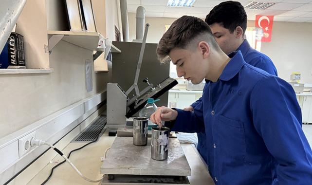 Tekirdağ'da öğrenciler, doğa dostu kumaş boyası üretti