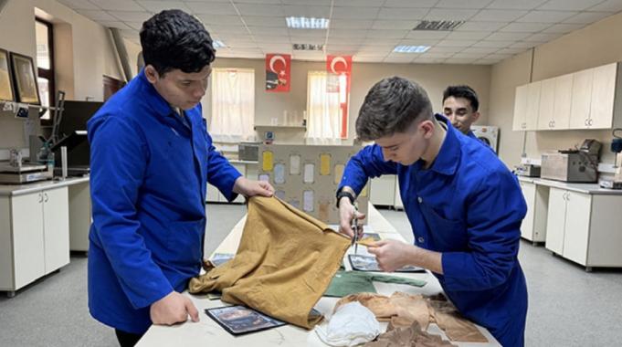 Tekirdağ&#039;da öğrenciler, doğa dostu kumaş boyası üretti