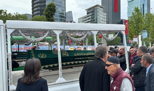 Ünlü sunucu Erkan Yolaç, son yolculuğuna uğurlandı