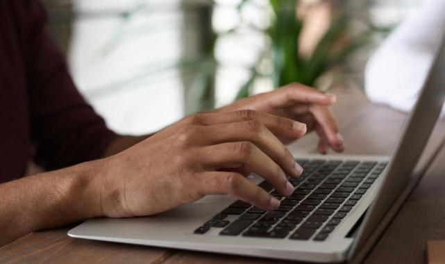 Yazar adaylara rehberlik eden bir başucu kitabı: Yaratıcı Yazarlık Hayal Gücüyle Yazmak