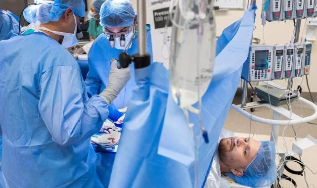 ABD'de şaşkına çeviren ameliyat: Organ nakline uyanık girdi, yeni böbreğini kendi gözleriyle gördü