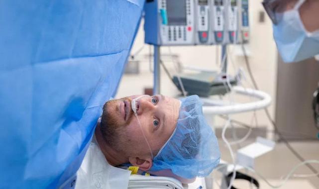 ABD'de şaşkına çeviren ameliyat: Organ nakline uyanık girdi, yeni böbreğini kendi gözleriyle gördü