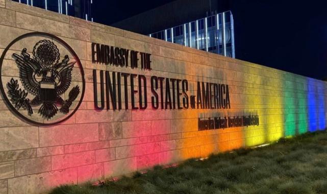 ABD'nin Ankara Büyükelçiliği, LGBT renkleriyle aydınlatıldı