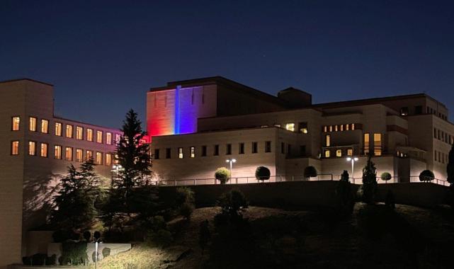 ABD'nin Ankara Büyükelçiliği, LGBT renkleriyle aydınlatıldı