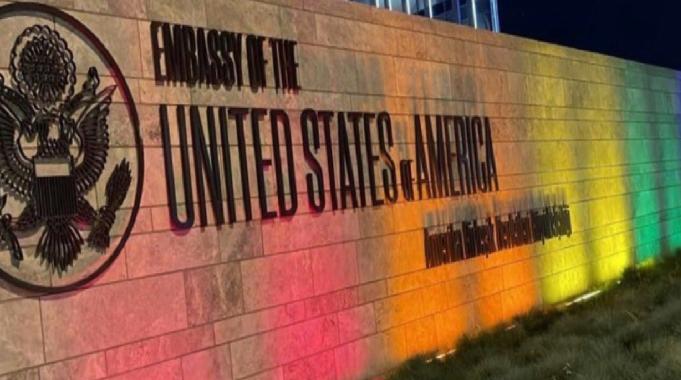 ABD'nin Ankara Büyükelçiliği, LGBT renkleriyle aydınlatıldı