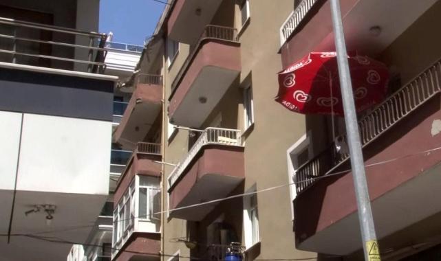 Bahçelievler'de bir binanın çatısı çöktü