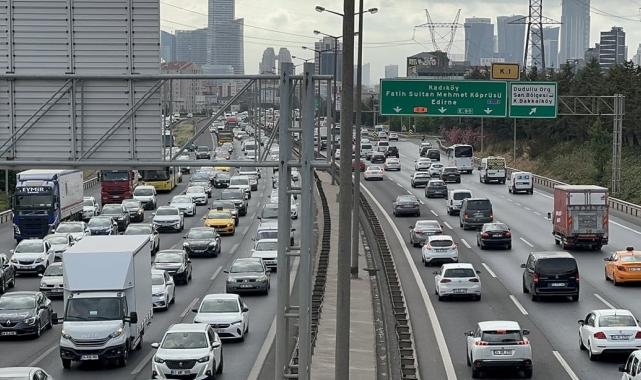 Bayram tatili dolayısıyla yollarda trafik yoğunluğu yaşanıyor
