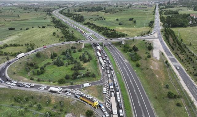 Bayram tatili dolayısıyla yollarda trafik yoğunluğu yaşanıyor
