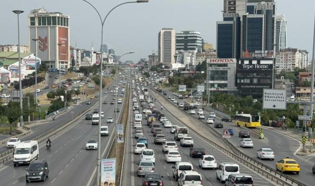 Bayram tatili dolayısıyla yollarda trafik yoğunluğu yaşanıyor