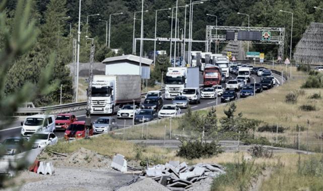 Bayram tatili dolayısıyla yollarda trafik yoğunluğu yaşanıyor