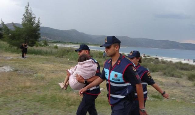 Burdur'da Salda Gölü'nün ortasında mahsur kalan küçük kızı böyle kurtardı