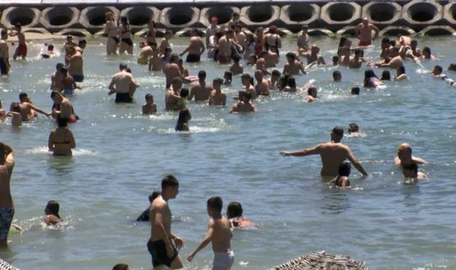 Caddebostan Plajı'nda bayram yoğunluğu