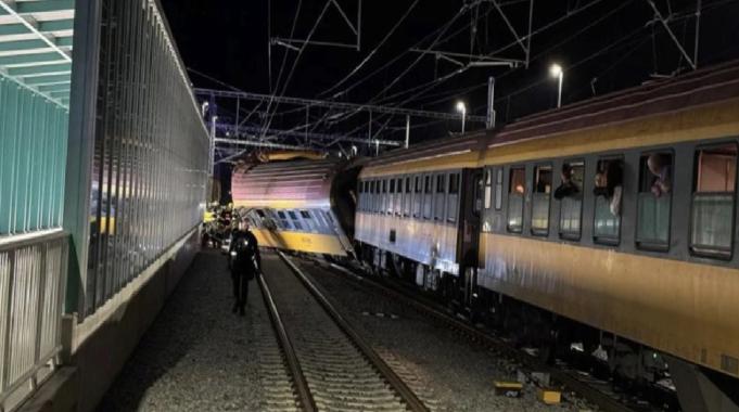 Çekya'da iki tren kafa kafaya çarpıştı: 4 ölü, onlarca yaralı var