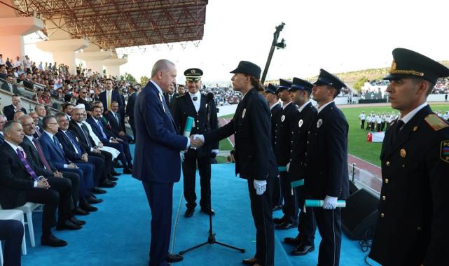 Cumhurbaşkanı Erdoğan ile mezun polisin "kardeş" diyaloğu