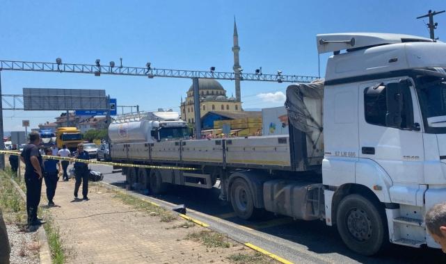 Düzce'de eşinin kullandığı motosikletten düştü, tırın altında kaldı