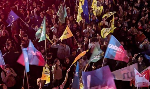 Fransa'da AP seçimlerinde sandıktan aşırı sağın çıkması protesto edildi