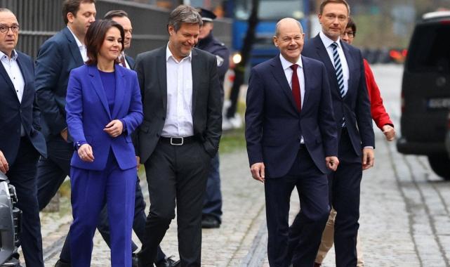 Fransa'nın ardından gözler Almanya'da: Başbakan Scholz'un koltuğu sallantıda