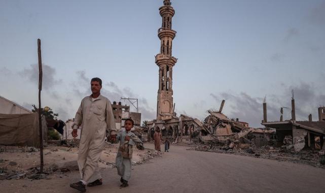 Gazze'de Kurban Bayramı namazı binaların enkazı üzerinde kılındı