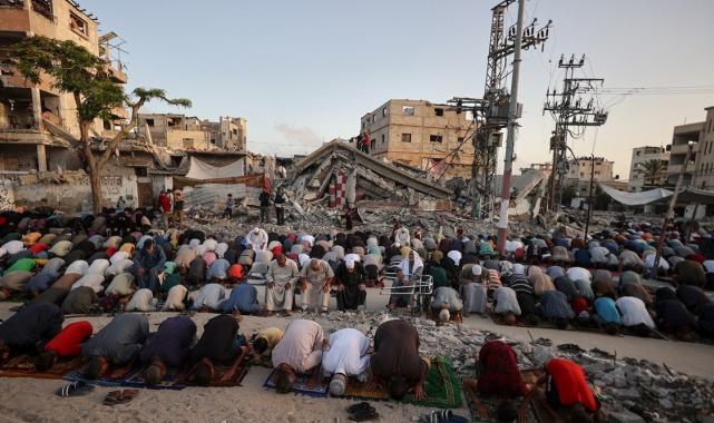 Gazze'de Kurban Bayramı namazı binaların enkazı üzerinde kılındı