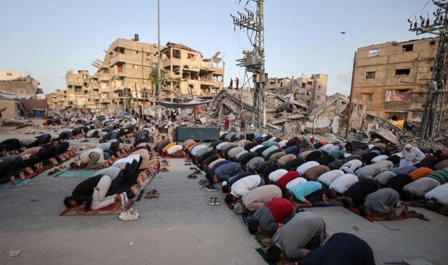 Gazze'de Kurban Bayramı namazı binaların enkazı üzerinde kılındı