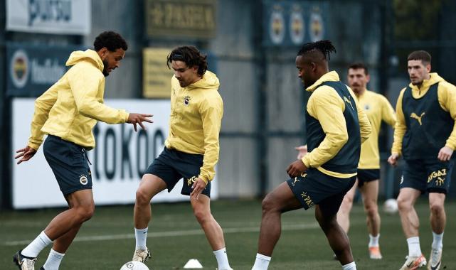 Giovanni van Bronckhorst, Fenerbahçe'den eski öğrencisini istedi