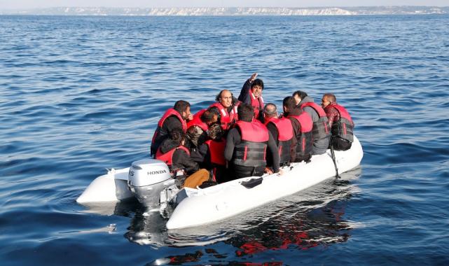 Göçmenleri İngiltere'ye taşıyan bot alabora oldu