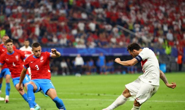Hakan Çalhanoğlu'ndan müthiş gol! Çekya kalecisi çaresiz kaldı