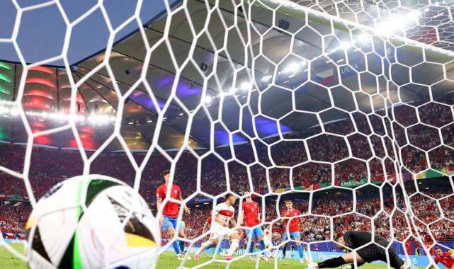 Hakan Çalhanoğlu'ndan müthiş gol! Çekya kalecisi çaresiz kaldı