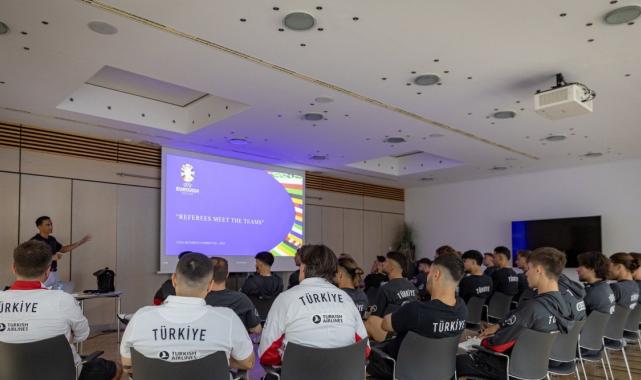 Hakem Serdar Gözübüyük'ten A Milli Takım'a sunum