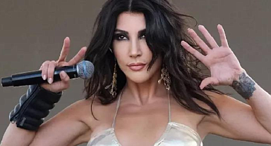 Hande Yener yanına gelen köpeğe önce köfte ısmarladı ardından denize soktu