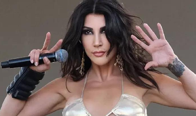 Hande Yener yanına gelen köpeğe önce köfte ısmarladı ardından denize soktu