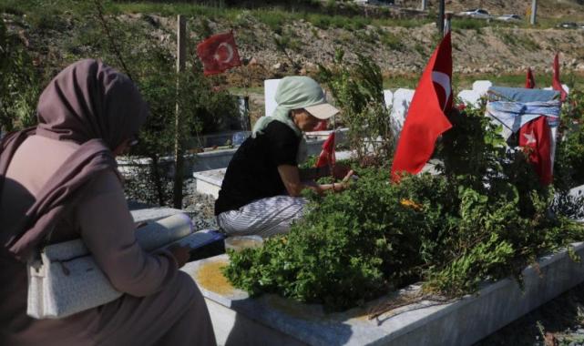 Hatay'da deprem mezarlığında gözyaşları içinde hüzünlü bayram